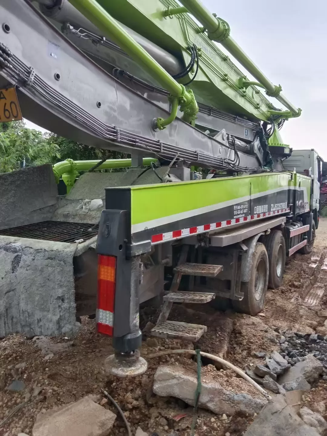 2013 zoomlion boom pump 47m carro bomba de concreto montado en camión sobre chasis benz