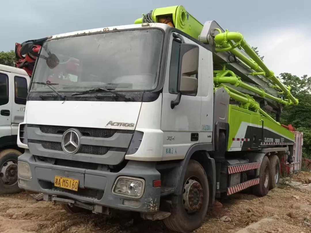 2013 zoomlion boom pump 47m carro bomba de concreto montado en camión sobre chasis benz