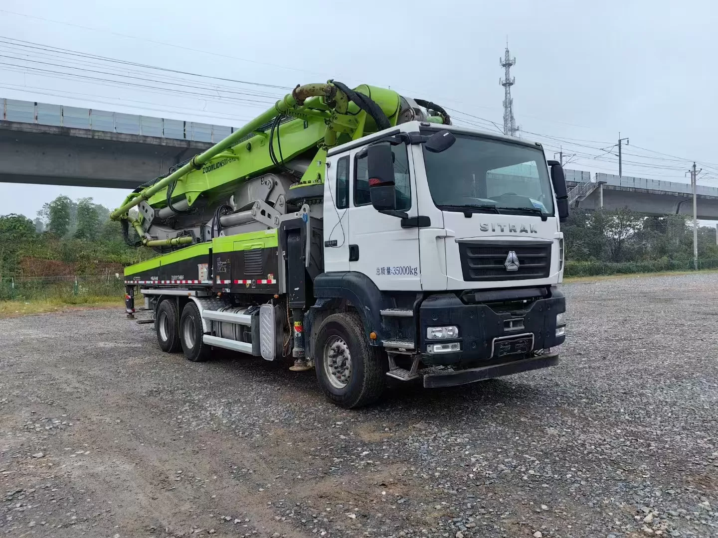 bomba de pluma 2022 de alta calidad, coche bomba de hormigón montado en camión de 50m con chasis sitrak