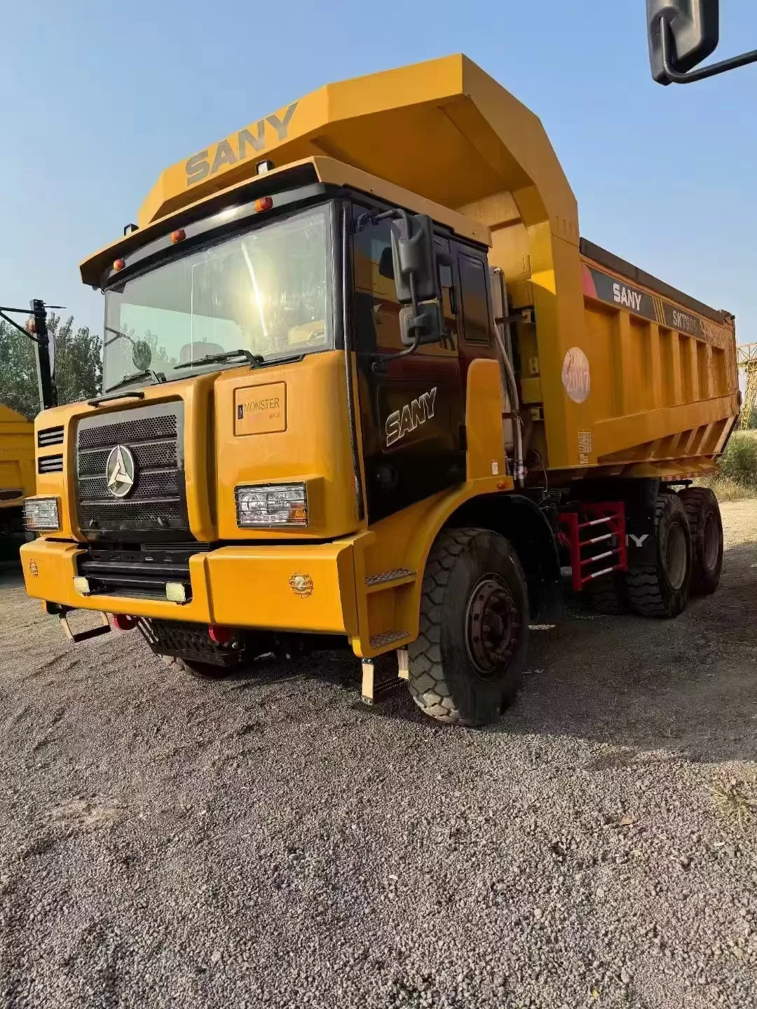 camión volquete de minería de fuselaje ancho campo a través de camión campo a través de carga útil sany skt90s 6x4 60 toneladas