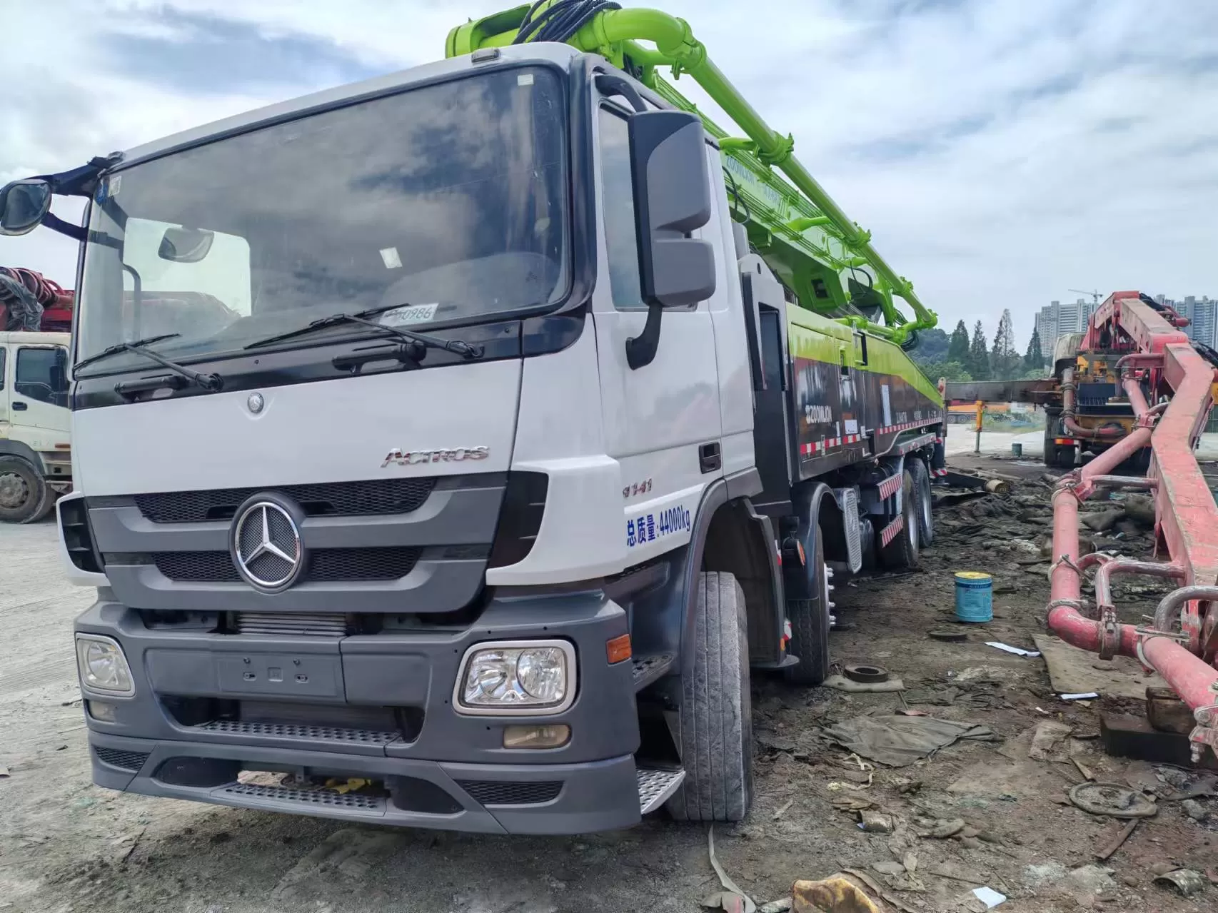 2012 zoomlion 56m boom pump carro bomba de concreto montado en camión sobre chasis benz