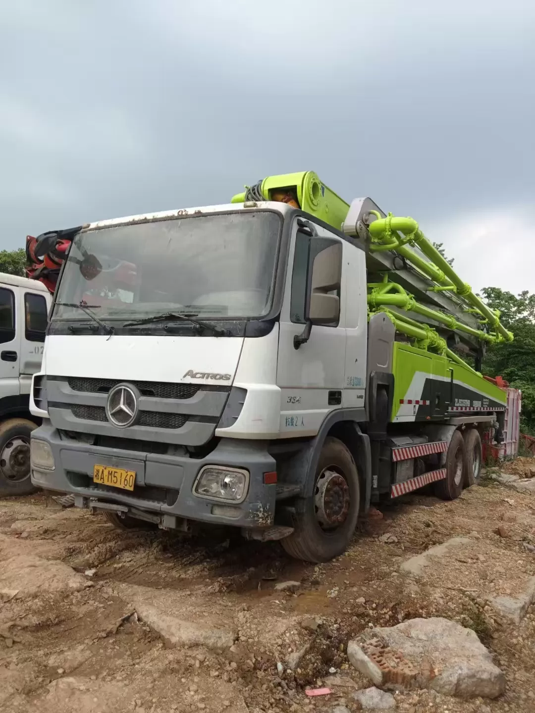 2013 zoomlion boom pump 47m carro bomba de concreto montado en camión sobre chasis benz