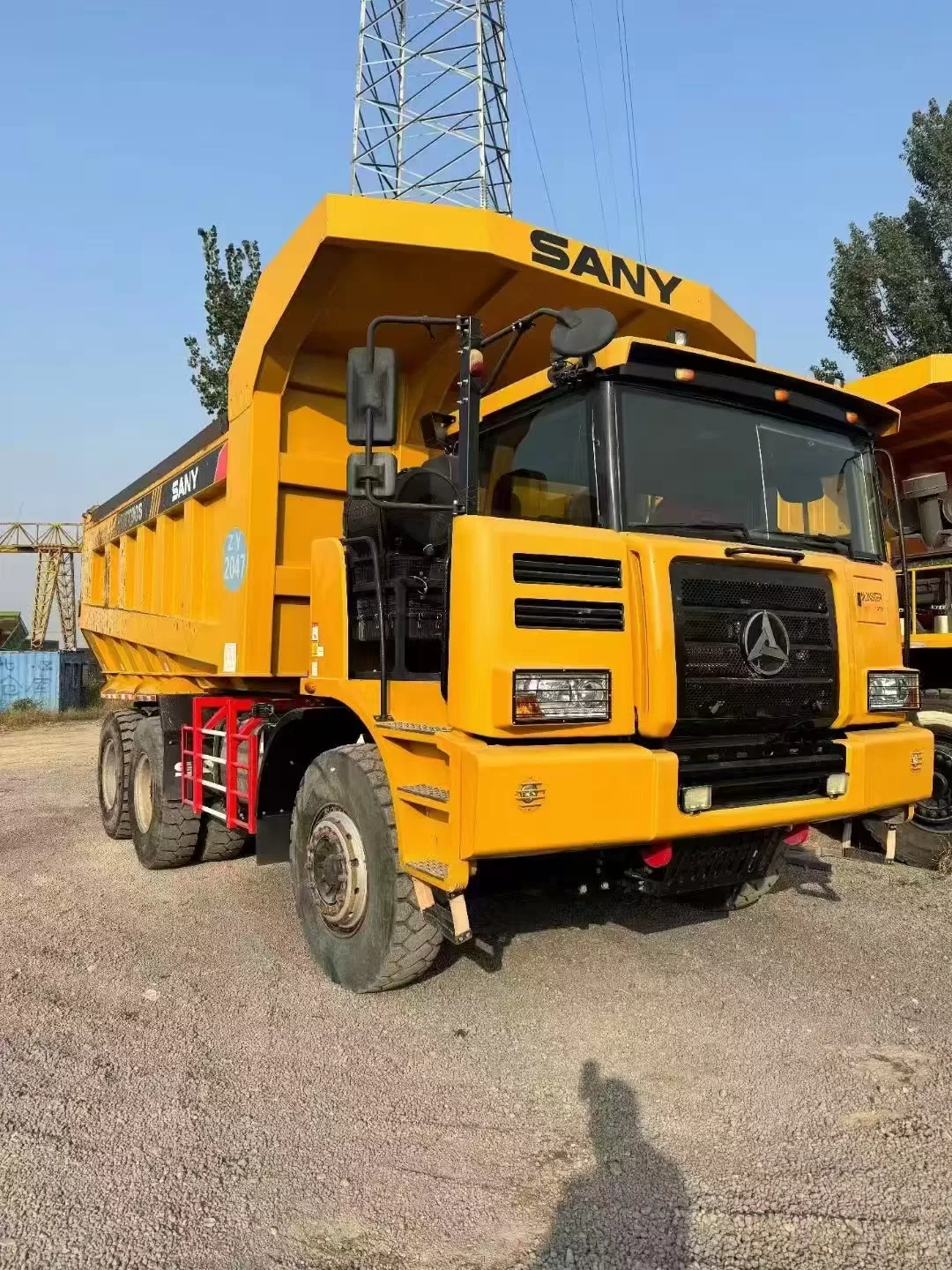 camión volquete de minería de fuselaje ancho campo a través de camión campo a través de carga útil sany skt90s 6x4 60 toneladas