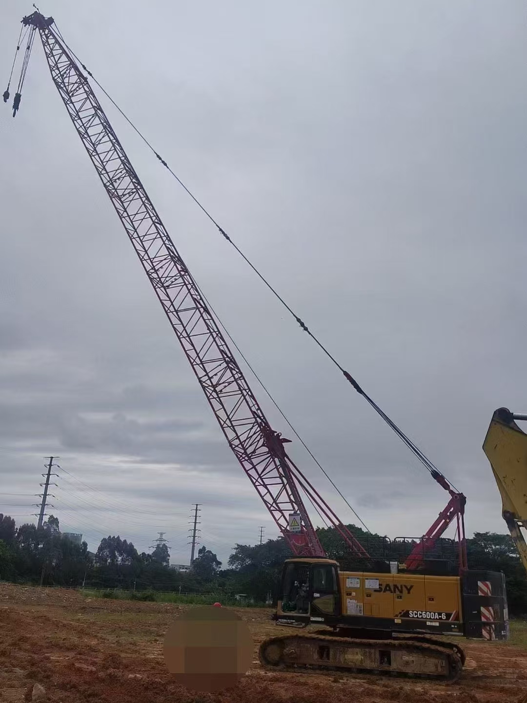 grúa sobre orugas hidráulica con pluma de celosía usada 2021 60 toneladas para la construcción