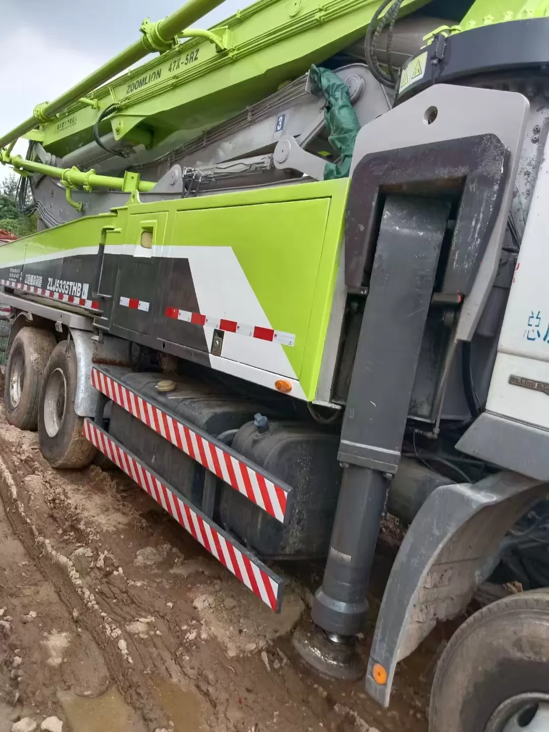 2013 zoomlion boom pump 47m carro bomba de concreto montado en camión sobre chasis benz