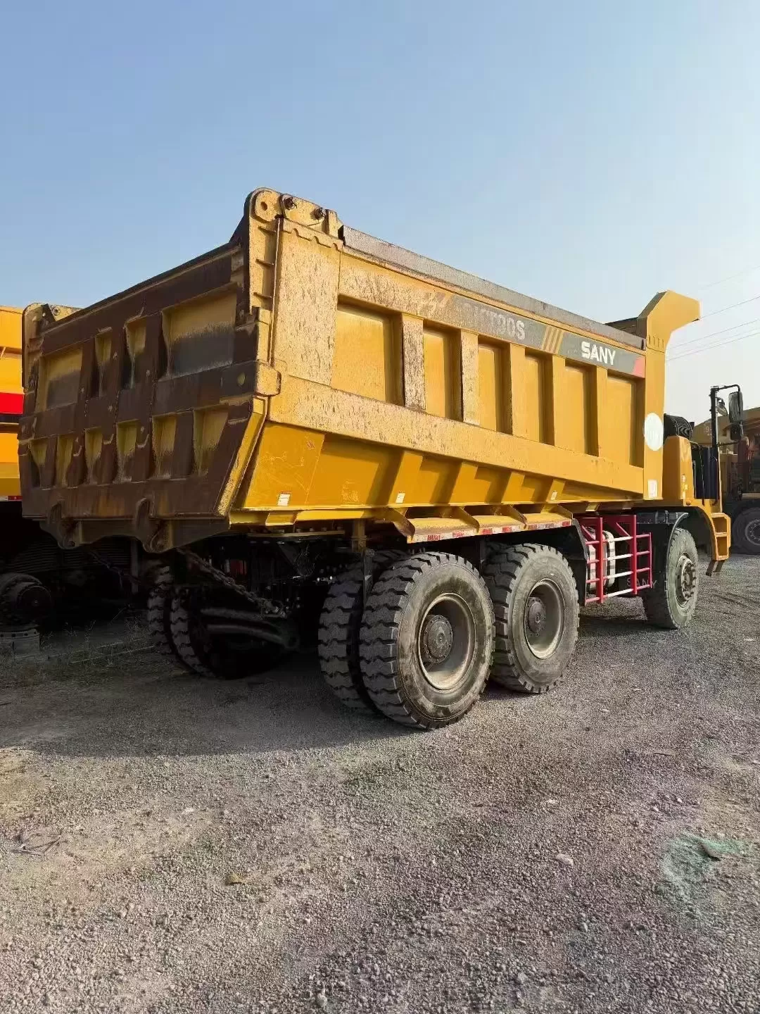 camión volquete de minería de fuselaje ancho campo a través de camión campo a través de carga útil sany skt90s 6x4 60 toneladas