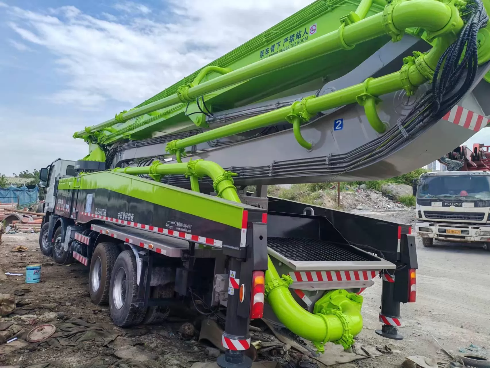 2012 zoomlion 56m boom pump carro bomba de concreto montado en camión sobre chasis benz