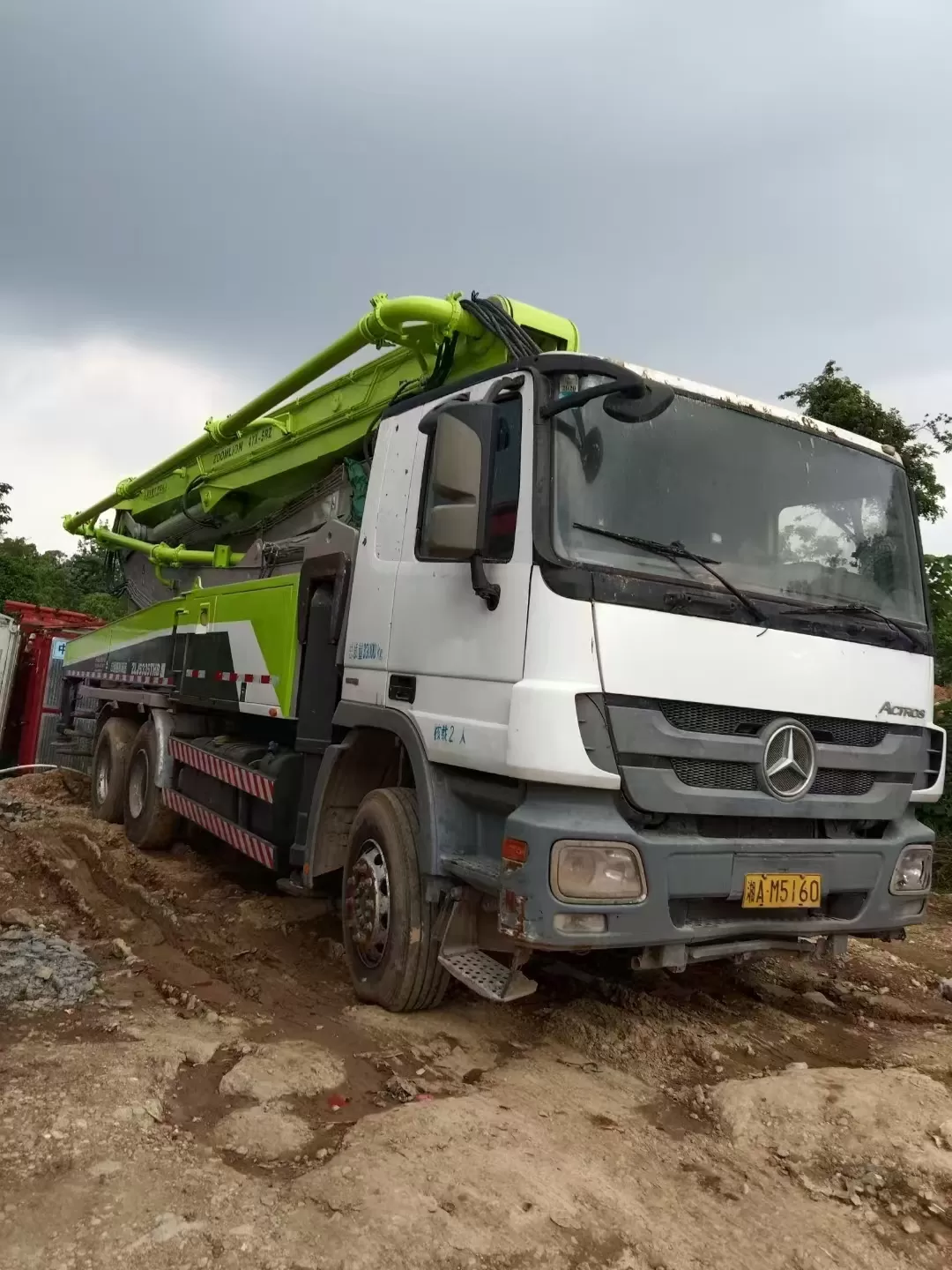 2013 zoomlion boom pump 47m carro bomba de concreto montado en camión sobre chasis benz