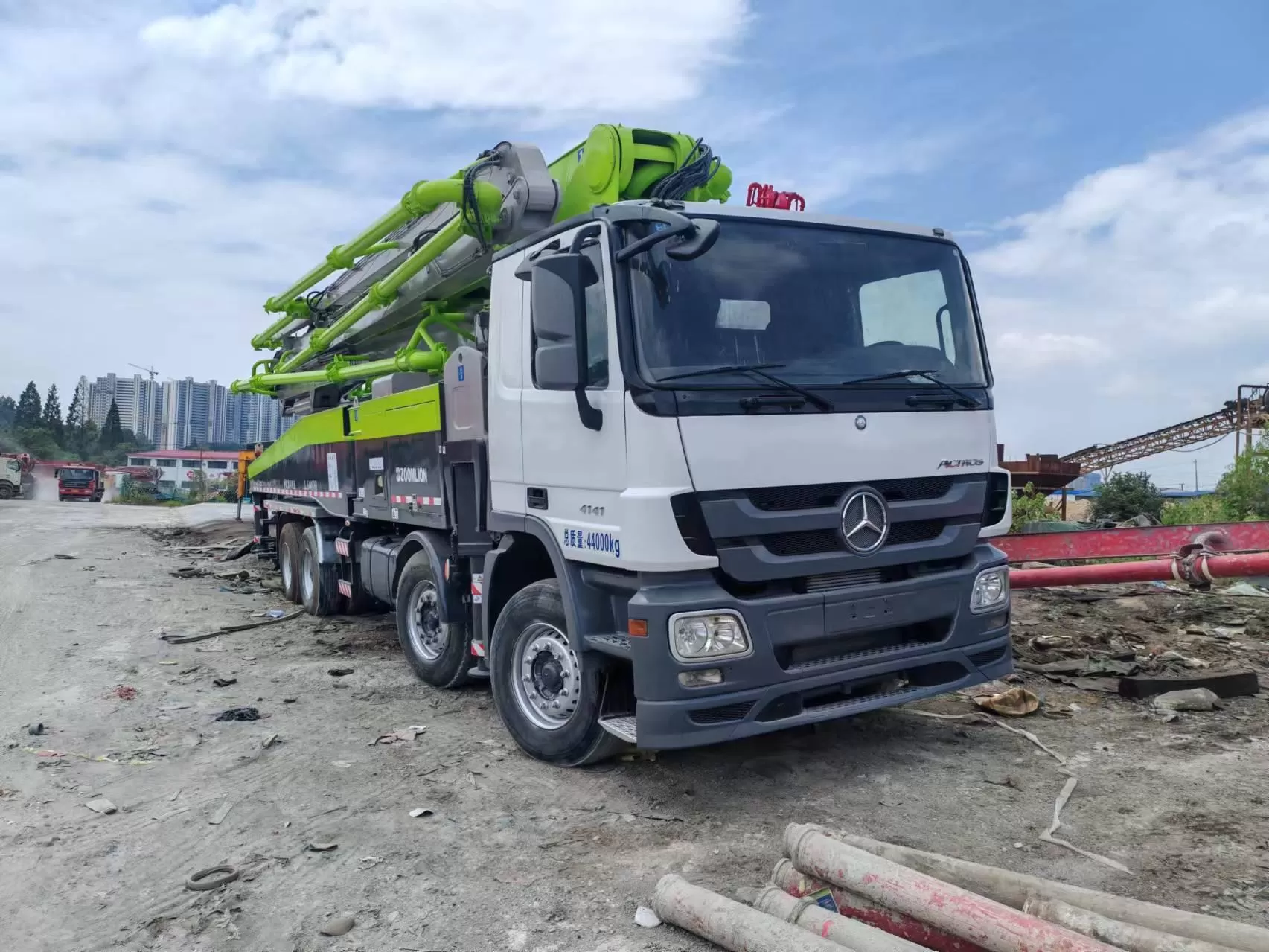 2012 zoomlion 56m boom pump carro bomba de concreto montado en camión sobre chasis benz