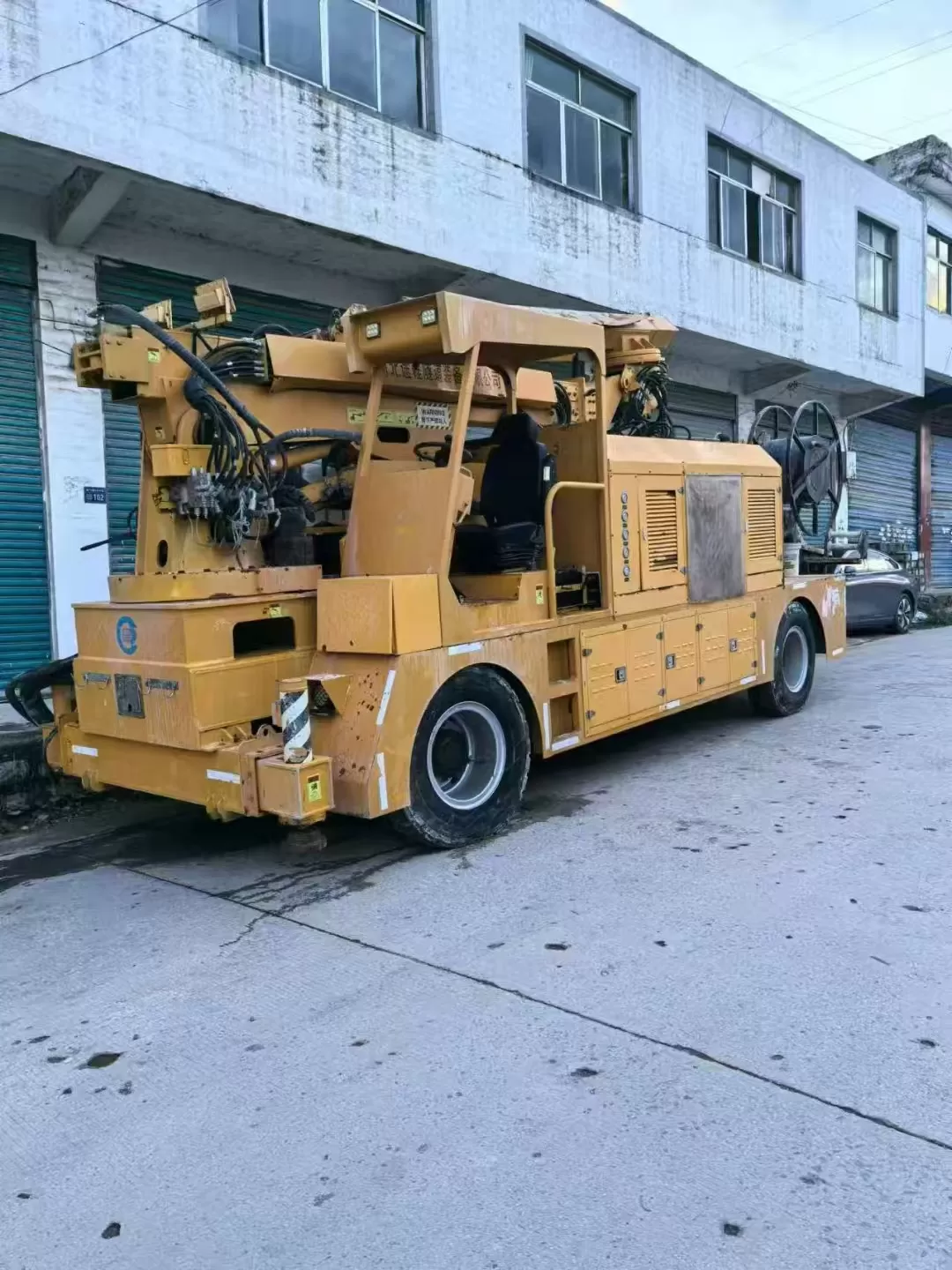 camión de pulverización de hormigón proyectado, máquina manipuladora de hormigón proyectado de 30m3, pulverizador de hormigón tuc3016n para construcción minera