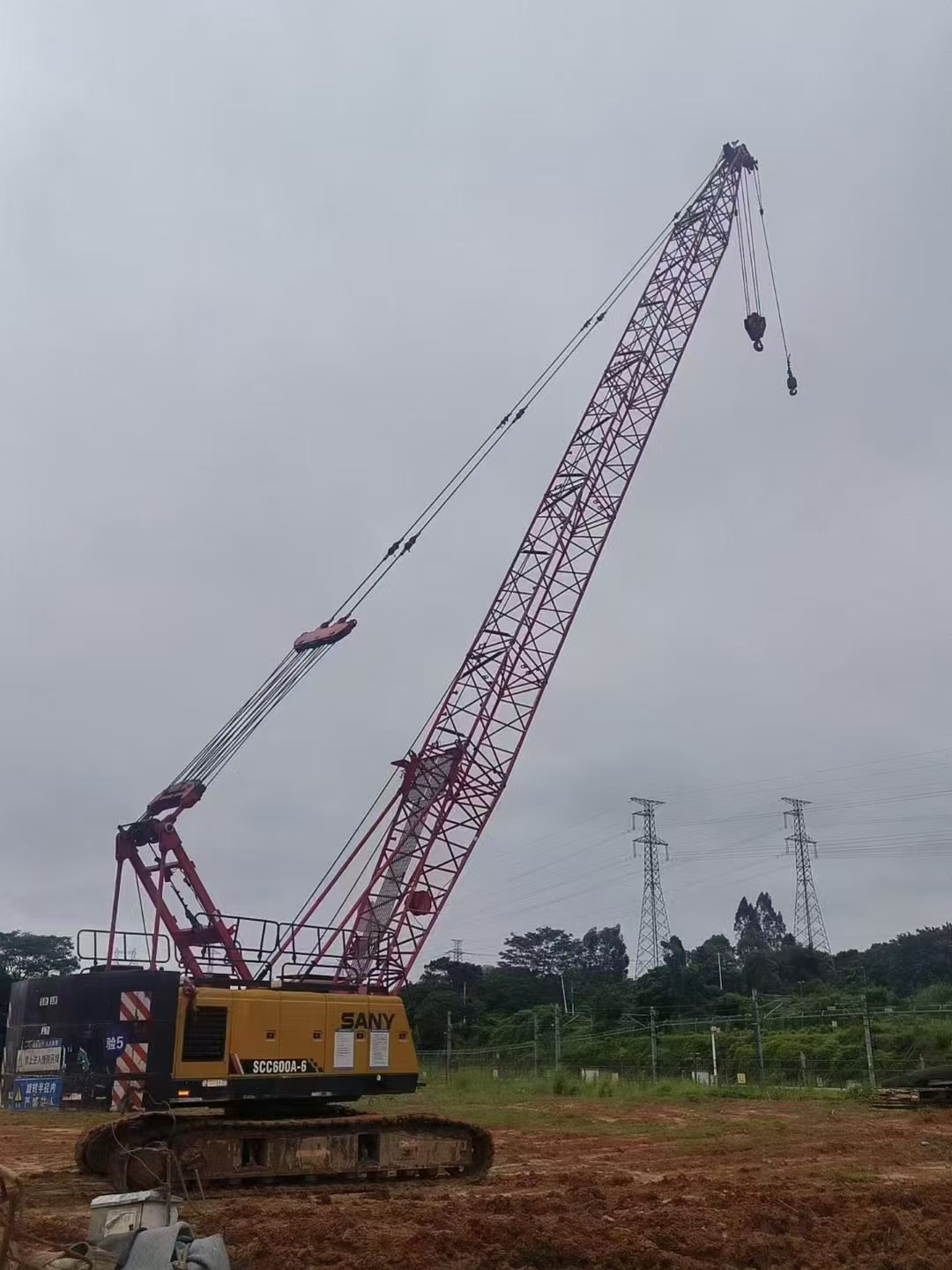 grúa sobre orugas hidráulica con pluma de celosía usada 2021 60 toneladas para la construcción